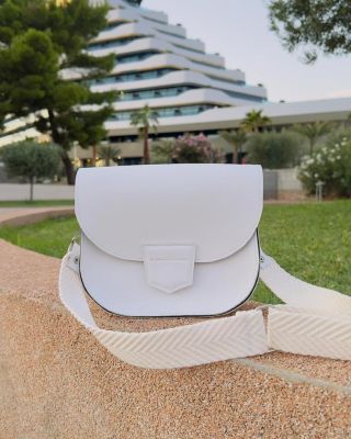 Ten detail zapínání a barevná podšívka je něco, co dělá tuhle koženou kabelku naprosto výjimečnou 💫 Ušila jsem dvě, každá...