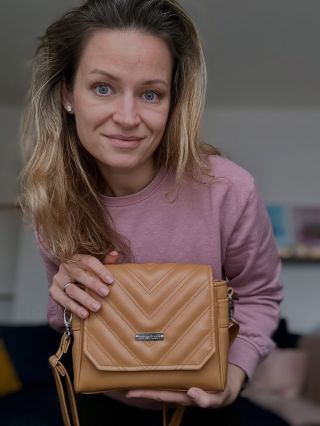 Vyladila jsem nový model kabelky. Pojmenovala jsem ji Mia a nemá to nic společnýho se Zrádcema. (Kecám.❤️😁 Miluju a fandim...